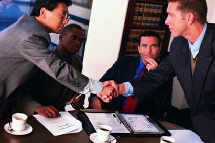 逾期未还欠款，被告缺席庭审将面临何种后果？